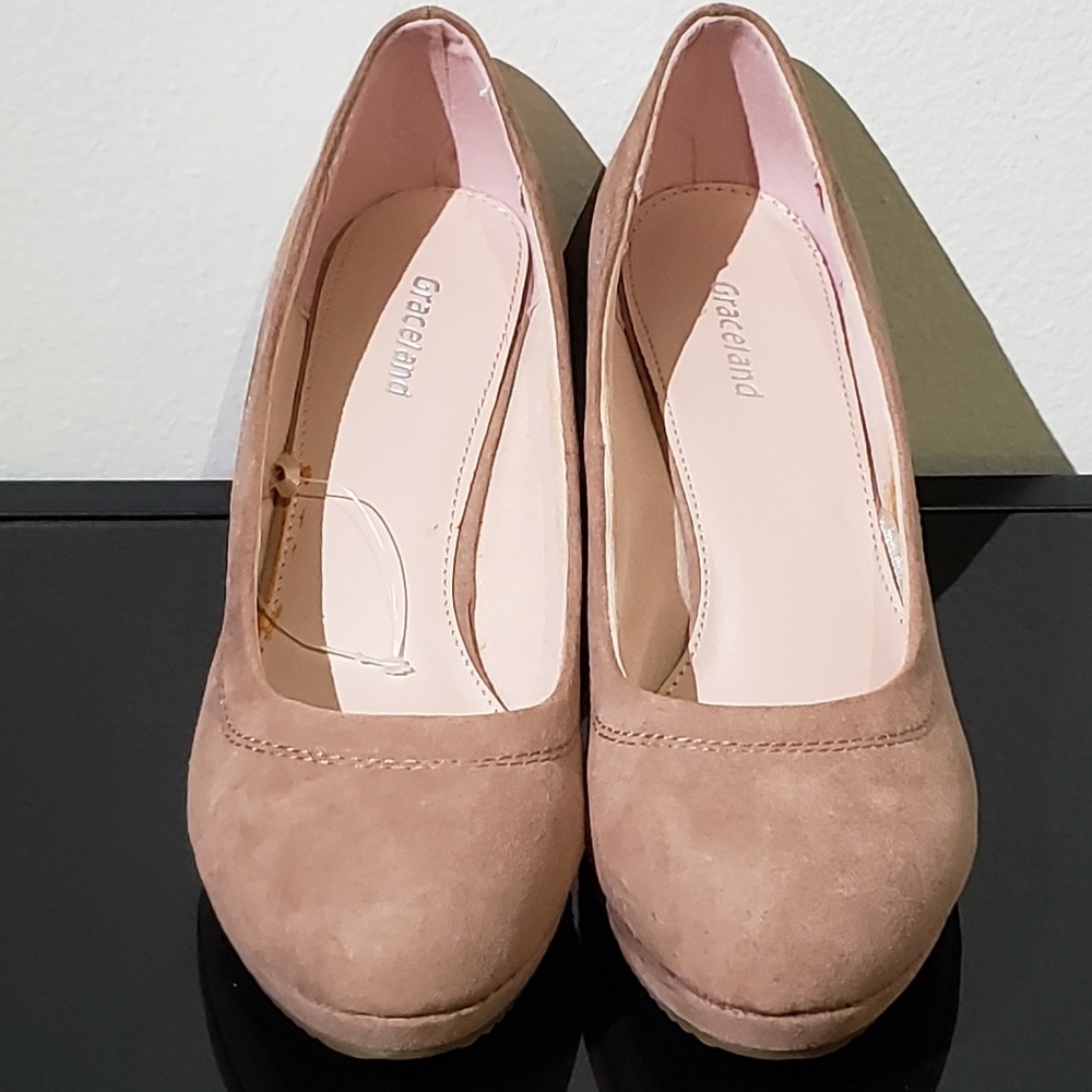 Graceland pink wedge pumps